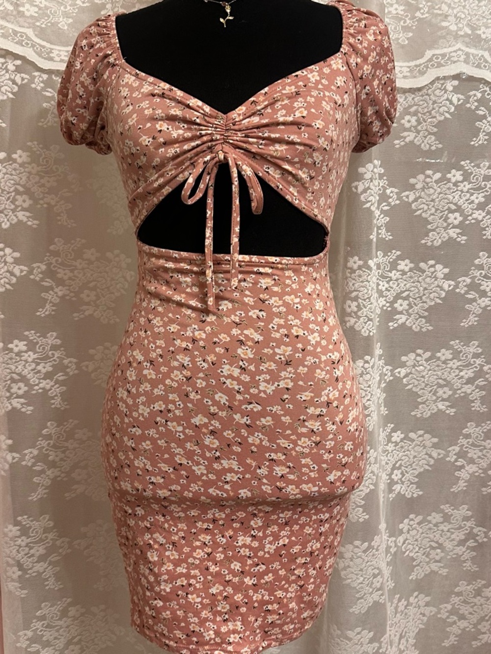 Windsor Women’s Pink Ditsy Floral Cut Out Tie Front Sweetheart Neckline Size M